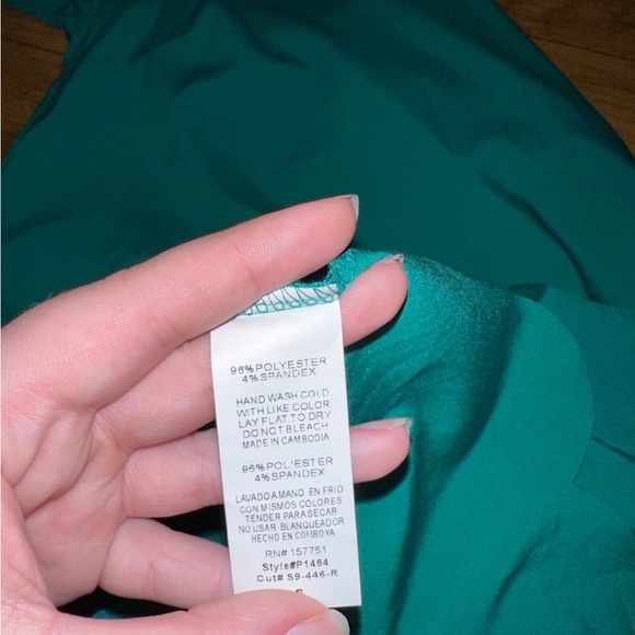 Green dress with scalloped details - Picture 6 of 7